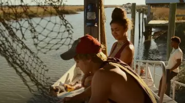 International Harveste Two Toned Mesh Hat porté par JJ Maybank (Rudy Pankow) vu dans Outer Banks (S02E07)