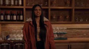 Free People Lust For Life Jacket usado por Padma (Rebecca Ablack) como se ve en Ginny & Georgia (S02E08)