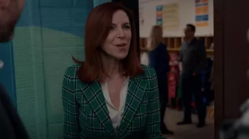 Smythe Patch Pocket Duchess Blazer usado por Cynthia Fuller (Sabrina Grdevich) como se ve en Ginny & Georgia (S02E08)