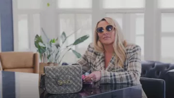 Gucci Supreme Monogram Logo Print Horsebit 1955 Bolso de hombro usado por Heather Gay como se ve en The Real Housewives of Salt Lake City (S03E13)