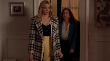 Pantalon Zara avec ceinture doublée porté par Georgia Miller (Brianne Howey) comme on le voit dans Ginny & Georgia (S02E09)