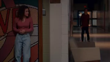 Agolde Criss-Cross Straight Leg Jean In Suburbia usado por Ginny Miller (Antonia Gentry) como se ve en Ginny & Georgia (S02E09)