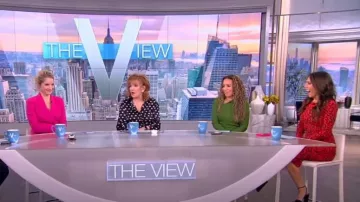Dolce & Gabbana Leopard Print Robe Midi Ruched portée par Alyssa Farah vue dans The View le 11 janvier 2023