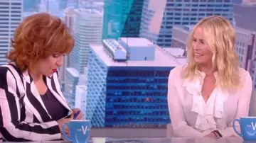 Nili Lotan Chemisier en soie orné de volants Lily porté par Chelsea Handler comme vu dans The View le 12 janvier 2023