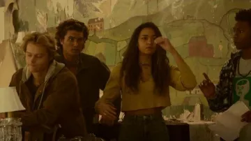 BDG Corey Notched Thermal Crop Top porté par Kiara Carrera (Madison Bailey) vu dans Outer Banks (S02E08)