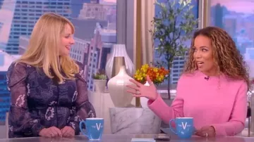 Ted Baker Deluna Vestido floral de gasa de manga larga usado por Melissa Rauch como se ve en The View el 13 de enero de 2023