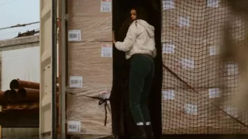 Botas Dr. Martens Leona usadas por Kiara Carrera (Madison Bailey) vistas en Outer Banks (S02E09)