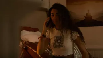 Camiseta Topshop Mystical Moon usada por Kiara Carrera (Madison Bailey) vista en Outer Banks (S02E09)