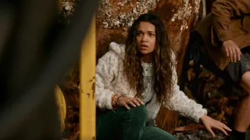 RSQ Cozy Animal Print Sherpa Jacket usada por Kiara Carrera (Madison Bailey) vista en Outer Banks (S02E09)
