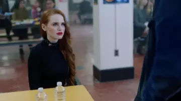 Le crop top à col montant clouté porté par Cheryl Blossom (Madelaine Petsch) dans la série Riverdale (Saison 1 Episode 12)