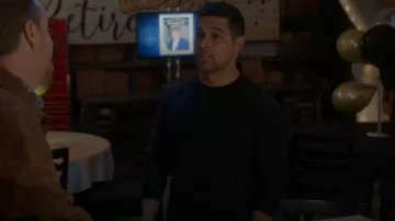 All Saints Mode Merino Crew Sweater usado por Nick Torres (Wilmer Valderrama) como se ve en NCIS (S20E10)