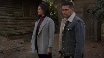 El Blazer de cuello limitado usado por Jessica Knight (Katrina Law) como se ve en NCIS (S20E10)