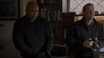 Chaqueta Levi's Battery Bomber usada por Sam Hanna (LL Cool J) como se ve en NCIS (S20E10)
