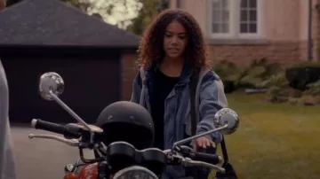 Free People Panel Patch Bomber Jacket usada por Ginny Miller (Antonia Gentry) como se ve en Ginny & Georgia (S01E01)