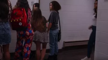 BDG Mom Jeans usados por Ginny Miller (Antonia Gentry) como se ve en Ginny & Georgia (S01E02)