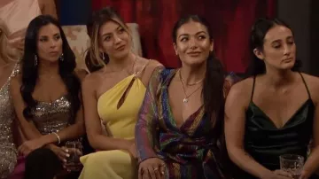 El vestido de rayas del arco iris Attico usado por Melina Nasab como se ve en The Bachelor (S26E02)