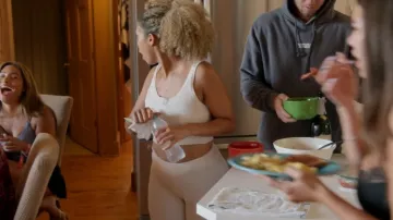 Skims Cozy Knit Short usado por Lucía Peña como se ve en Southern Hospitality (S01E05)