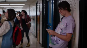 Le T-shirt Mountain Unicorn Castle porté par Marcus Baker (Felix Mallard) vu dans Ginny & Georgia (S01E02)