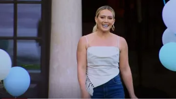 Nanushka Ivory Tassel Fringe Camisole asimétrico Top usado por Hilary Duff como se ve en The Bachelor (S26E02)