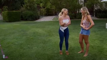 Veronica Beard Brown Suede Clogs usados por Hilary Duff como se ve en The Bachelor (S26E02)