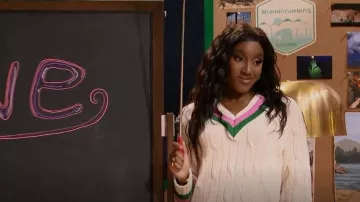 Blazers de remo Marfil, Rosa y Verde Rayas V-Neck Suéter usado por Ziwe Fumdoh como se ve en The Bachelor (S26E02)