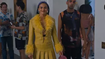 Veste jaune avec col et poignet en fourrure portée par Drea (Camila Mendes) dans le film Do Revenge