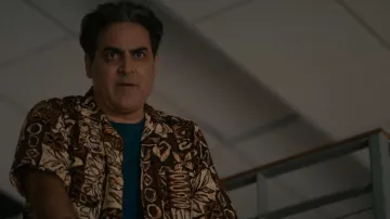 Battenwear Zuma Shirt Brown Print usado por Ernie Malik (Jason Antoon) como se ve en NCIS: Hawai'i (S02E10)