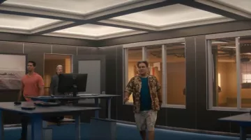 Bermudas de algodón orgánico impreso escocés y soda usados por Ernie Malik (Jason Antoon) como se ve en NCIS: Hawai'i (S02E10)