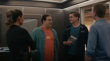 T-shirt Goodfellow Orange Sunshine porté par Ernie Malik (Jason Antoon) vu dans NCIS: Hawai’i (S02E10)