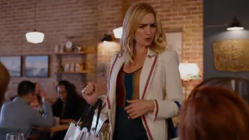 Veronica Beard Ivory Dickey Chaqueta usada por Georgia Miller (Brianne Howey) como se ve en Ginny & Georgia (S01E04)