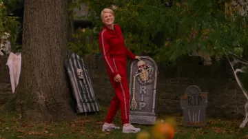 Adidas Celebrate Track Top usado por Ellen Baker (Jennifer Robertson) como se ve en Ginny & Georgia (S01E05)