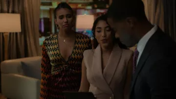 Vestido Zara Geo Print usado por Raquel Navarro (Analisa Vélez) como se ve en The Game (S02E06)