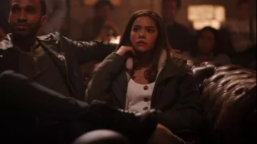 H&M Camiseta sin mangas acanalada con botones usados por Ginny Miller (Antonia Gentry) como se ve en Ginny & Georgia (S01E08)