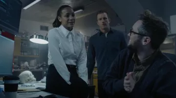 Boss Slim-Fit Blouse In Stretch Cot­ton-Blend Poplin worn by Nikki Parker (Dania Ramirez) as seen in Alert: Missing Persons Unit (S01E01)