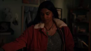 Free People Lust For Life Jacket usado por Padma (Rebecca Ablack) como se ve en Ginny & Georgia (S01E09)