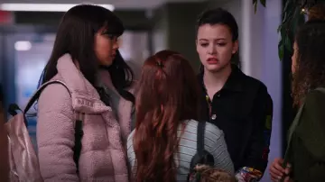 Abercrombie & Fitch Pink Sherpa Cropped Jacket worn by Norah (Chelsea Clark) as seen in Ginny & Georgia (S01E09)