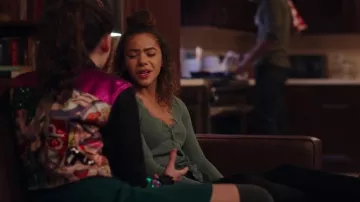 UO Imogen Lacey V-Neck Top usado por Ginny Miller (Antonia Gentry) como se ve en Ginny & Georgia (S01E09)