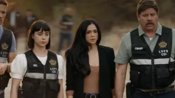 Skims Essential Long Sleeve Scoop Neck Bodysuit usado por la detective Serena Chavez (Ariana Guerra) como se ve en CSI: Vegas (S02E11)