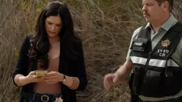 Levis Calneva Cinturón usado por la detective Serena Chavez (Ariana Guerra) como se ve en CSI: Vegas (S02E11)
