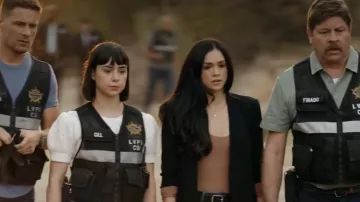 7 For All Mankind Crochet Sweater usado por Penny Gill (Sarah Gilman) como se ve en CSI: Vegas (S02E11)