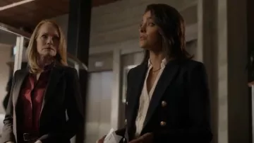 L'Agence Kenzie Blazer de doble pecho usado por Allie Rajan (Mandeep Dhillon) como se ve en CSI: Vegas (S02E11)