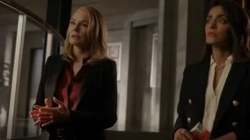 Blusa de seda elástica slim fit para mujer Vince usada por Catherine Willows (Marg Helgenberger) como se ve en CSI: Vegas (S02E11)