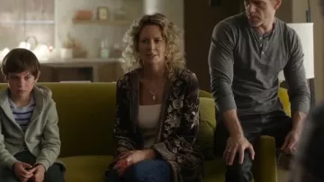 Johnny Was Millie Velvet Chaqueta de fumar Sequoia Camo S Seda bordada Floral usada por Catherine Willows (Marg Helgenberger) como se ve en CSI: Vegas (S02E11)