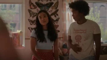 Christian Dior Sisterhood Is Powerful Robin Morgan Feminism T-Shirt en coton porté par Angelica 'Angie' Porter-Kennard (Jordan Hull) comme on le voit dans The L Word: Generation Q (S03E09)