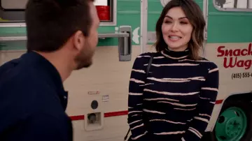 Haut à col polo H&M porté par Nikki (Daniella Pineda) vu dans Home Economics (S03E12)