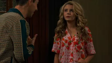 Conjunto de pijama de fresa Asos Design Mix & Match usado por Destiny Baker (Mallory James Mahoney) como se ve en BUNK'D (S06E11)