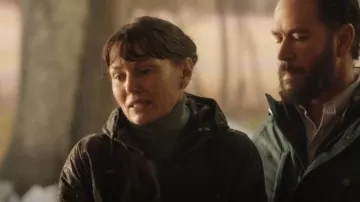 C by Bloomingdale's Cashmere Cashmere Turtleneck Sweater usado por Abigail Campano (Jennifer Morrison) como se ve en Will Trent (S01E02)