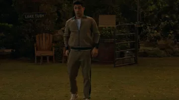 Joggers geométricos Zara usados por Parker Preston (Trevor Tordjman) como se ve en BUNK'D (S06E11)