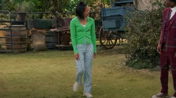 Pantalones estampados de Zara usados por Megan (Grace Lu) como se ve en BUNK'D (S06E12)