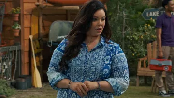 Anthropologie Printed V-Neck Buttonfront Shirtdress Blue usado por Lou Hockhauser (Miranda May) como se ve en BUNK'D (S06E12)